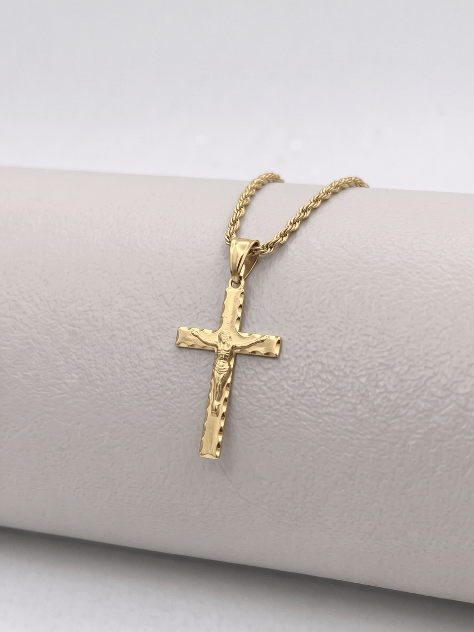 Pingente Cruz Pequena com Cristo Banhado a Ouro 18k