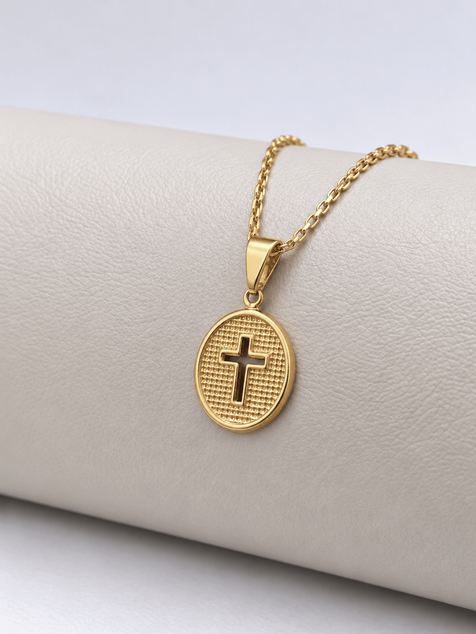 Pingente Mini Oval Cruz Vazada Banhado a Ouro 18k