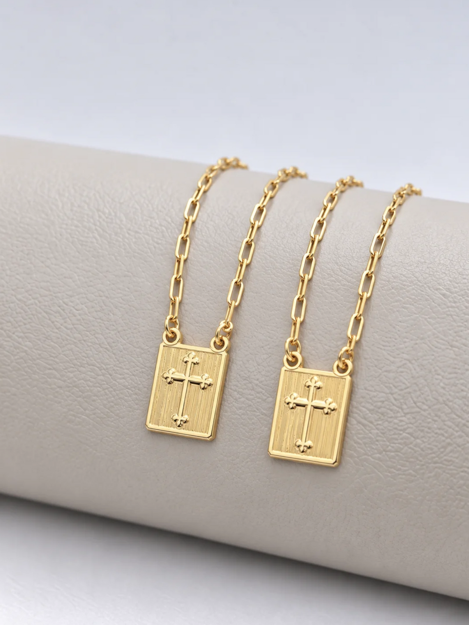 Escapulário Cadeado Laminado Plaquinha Cruz Vitoriana Banhado a Ouro 18k