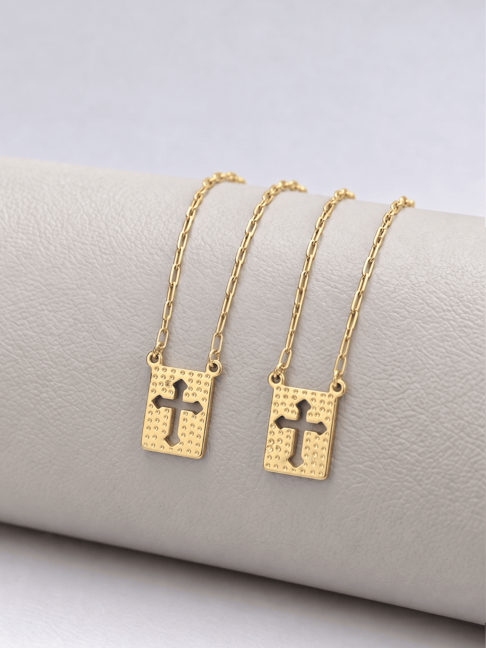 Escapulário Cadeado Laminado Cruz Vitoriana Vazada Banhado a Ouro 18k