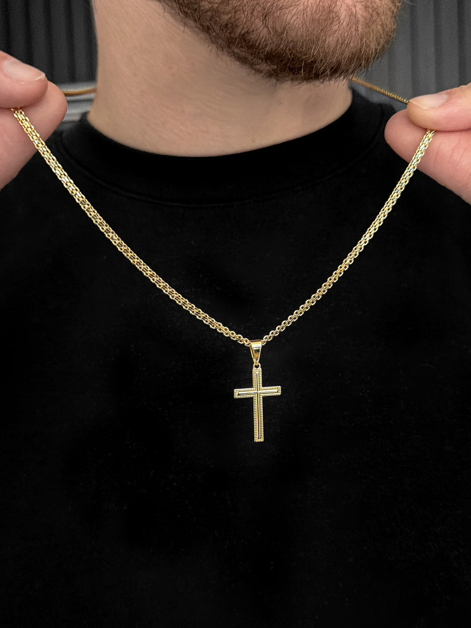 Corrente Cadeado Duplo 3mm com Pingente Cruz Detalhada Banhada a Ouro 18k