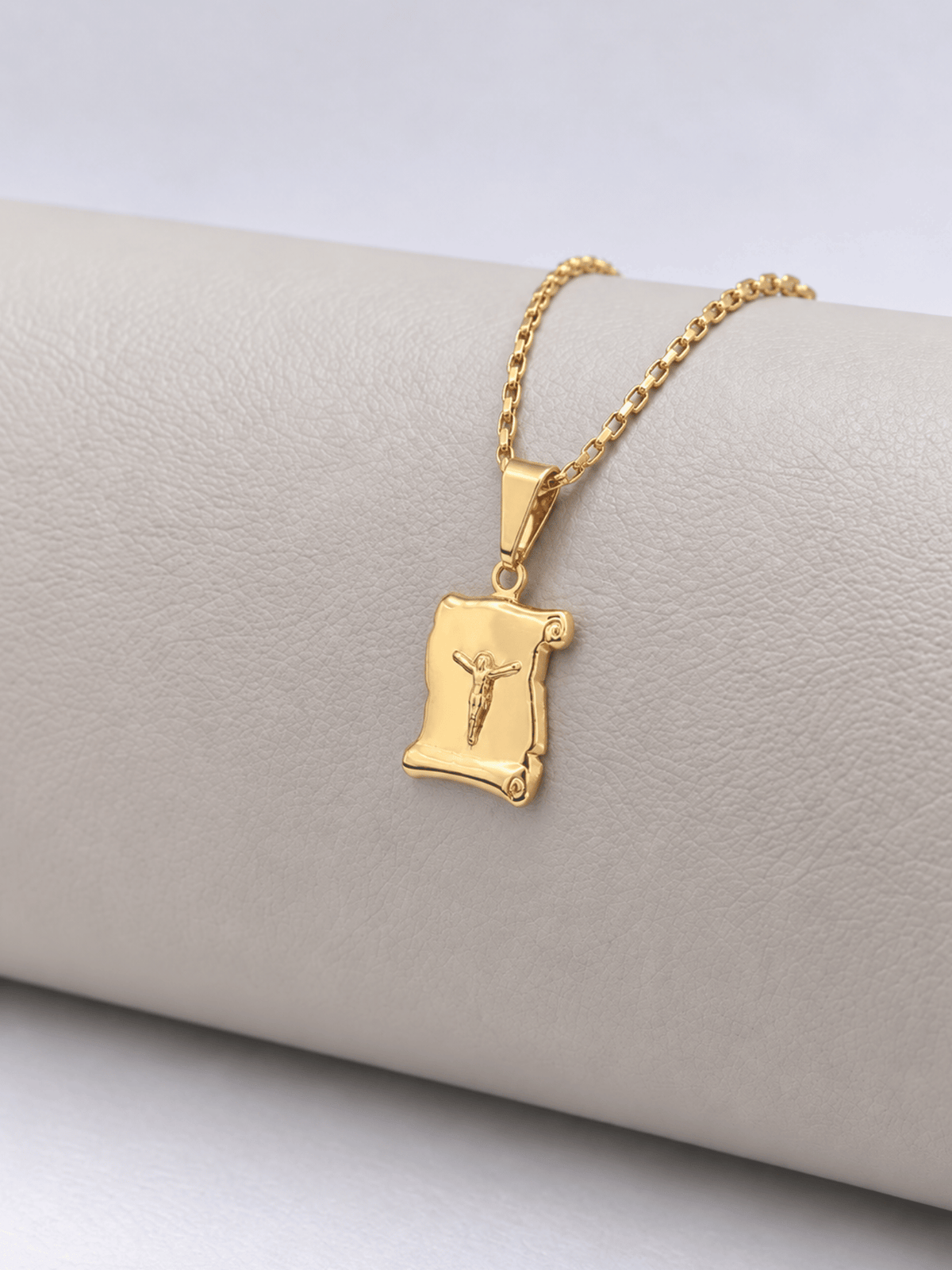 Pingente Pergaminho Cristo Mini Banhado a Ouro 18k