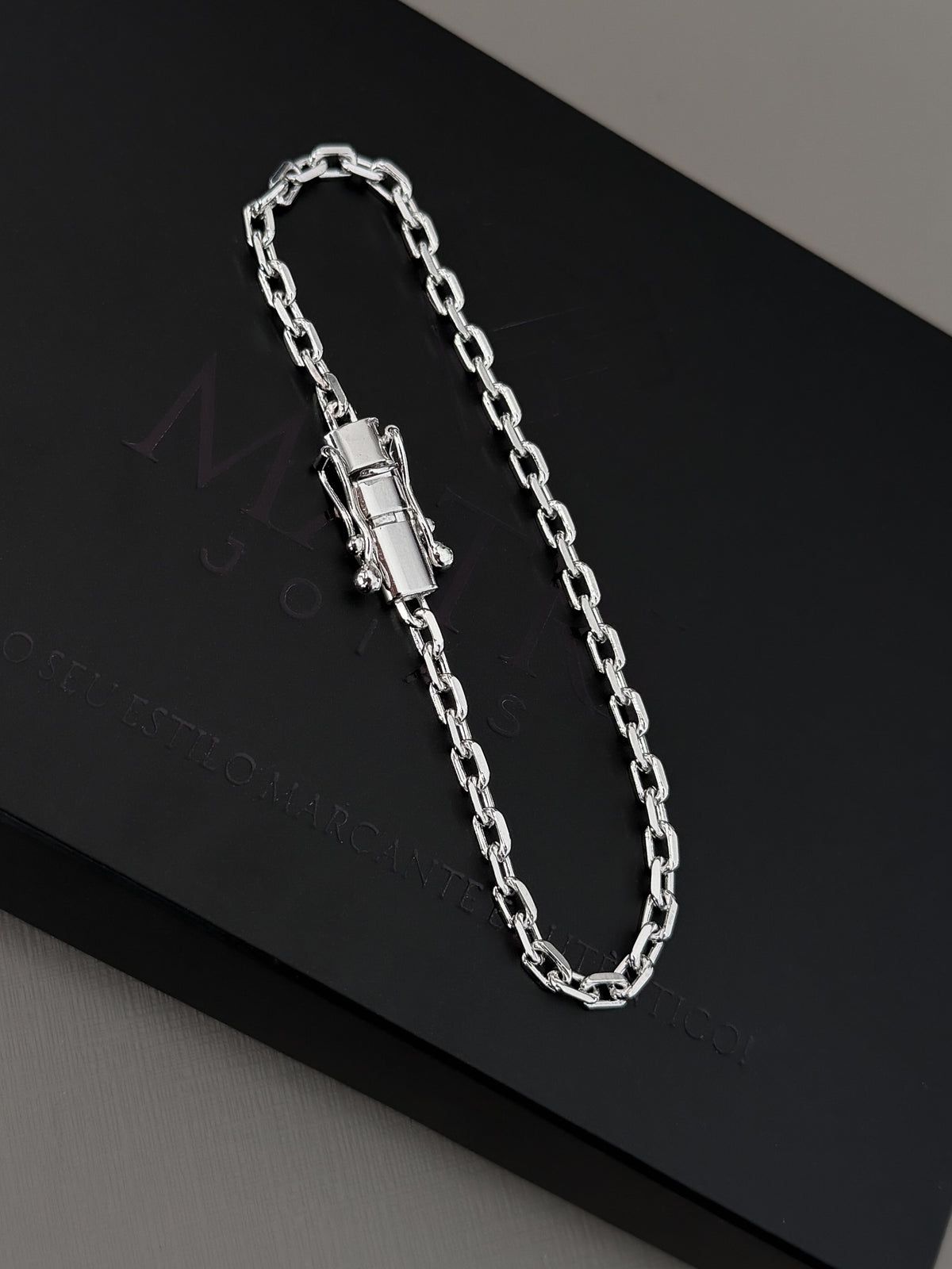 Pulseira Cadeado 4mm Banhada a Ouro Branco
