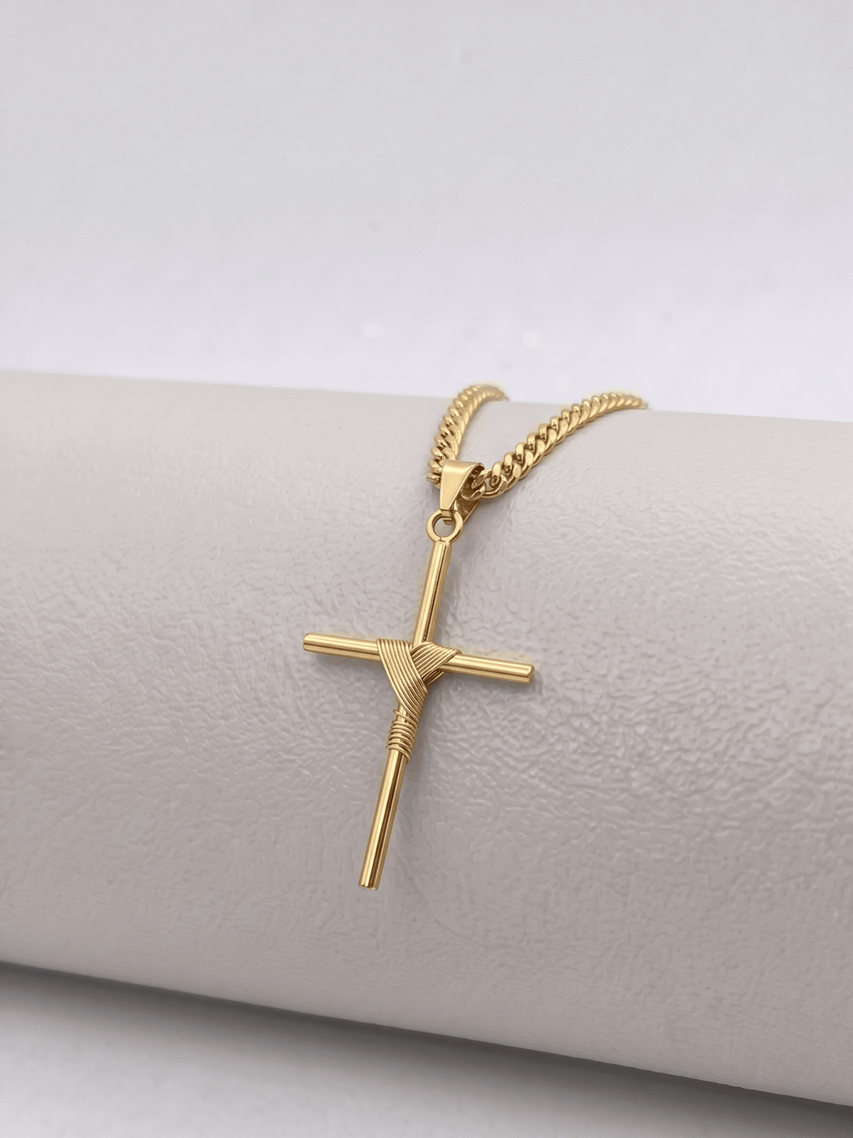 Pingente Cruz Amarrada Banhado a Ouro 18k