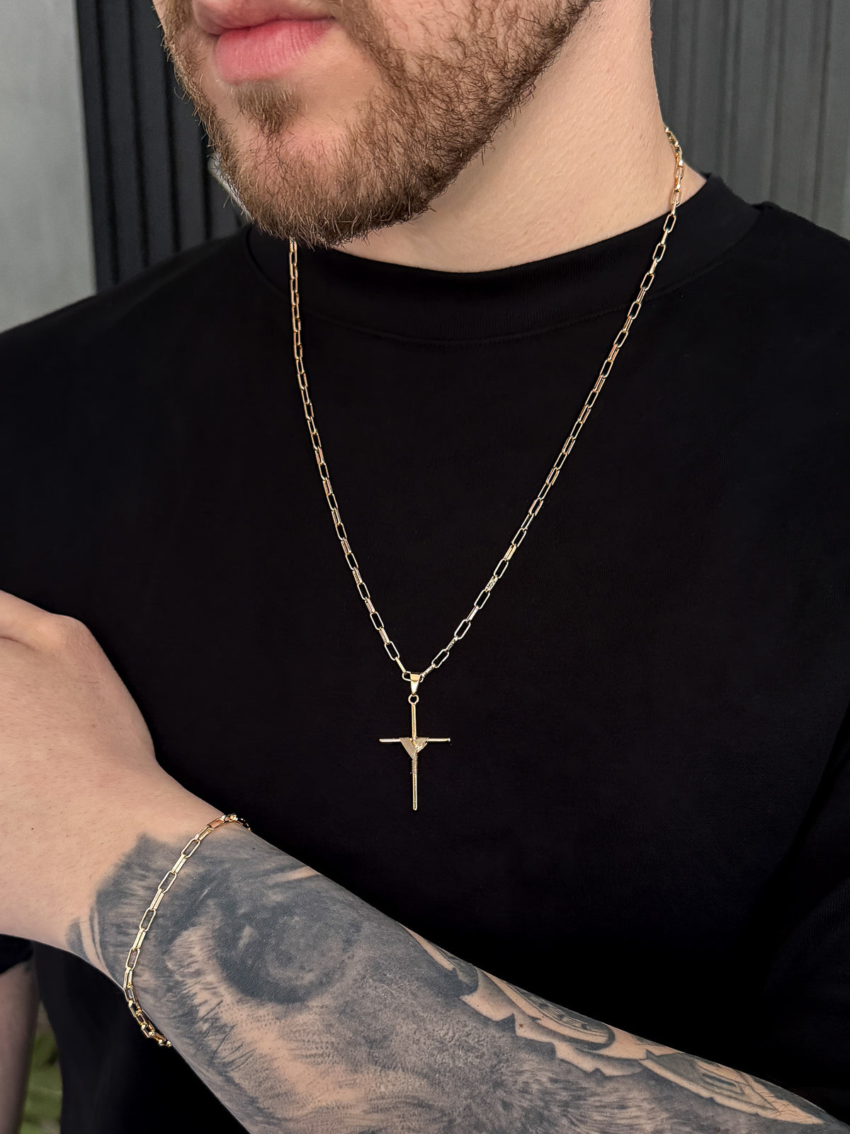 Conjunto Corrente e Pulseira Cadeado Laminado 3mm com Pingente Cruz Amarrada Banhado a Ouro 18k