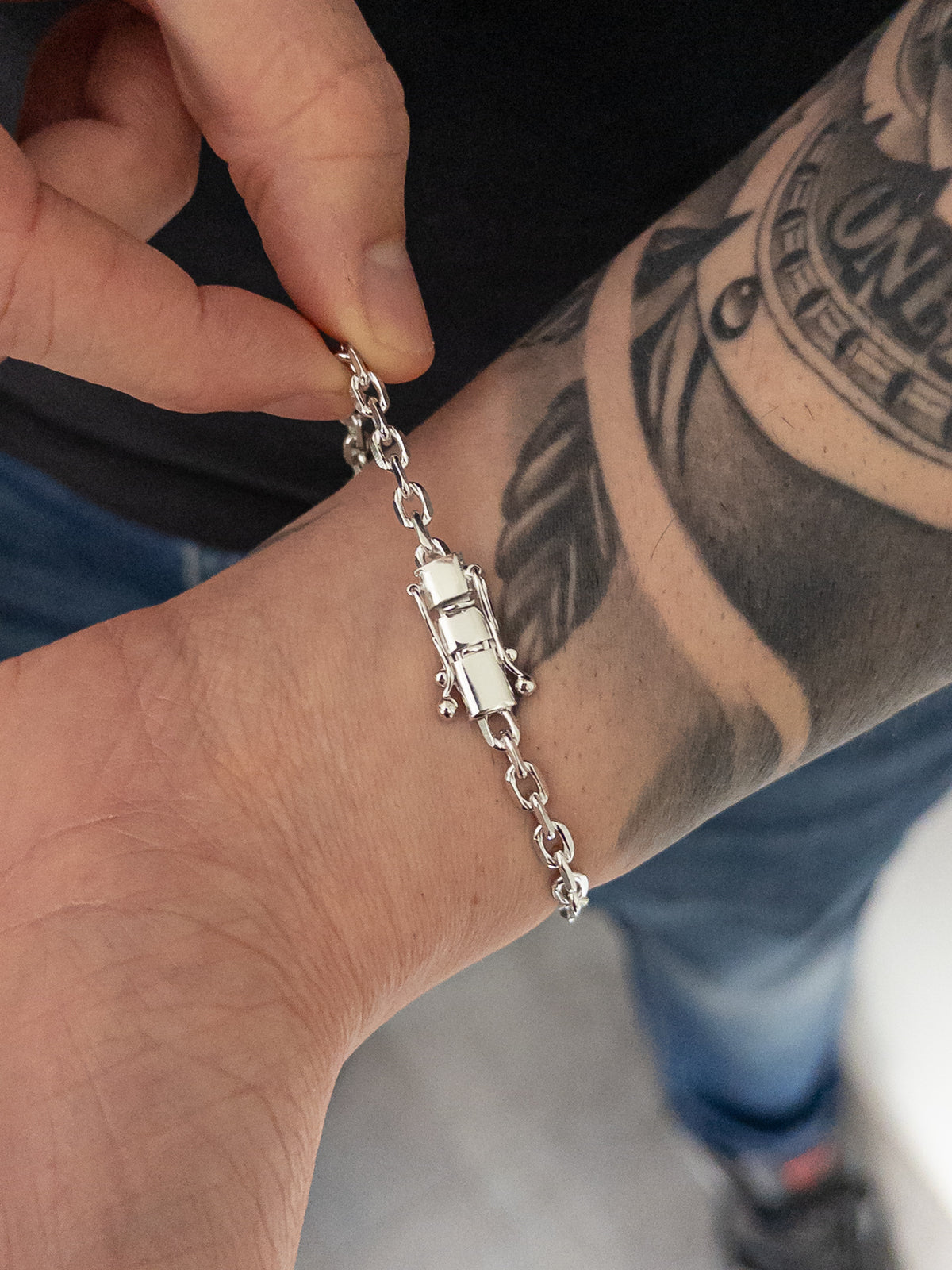 Pulseira Cadeado 4mm Banhada a Ouro Branco