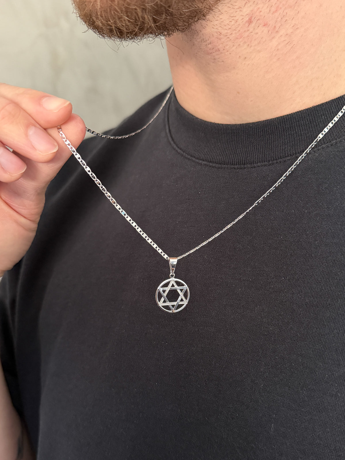 Corrente Piastrini 2mm com Pingente Estrela de Davi Banhada a Ouro Branco