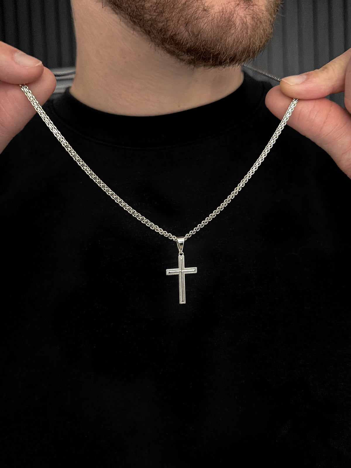 Corrente Cadeado Duplo 3mm com Pingente Cruz Detalhada Banhada a Ouro Branco