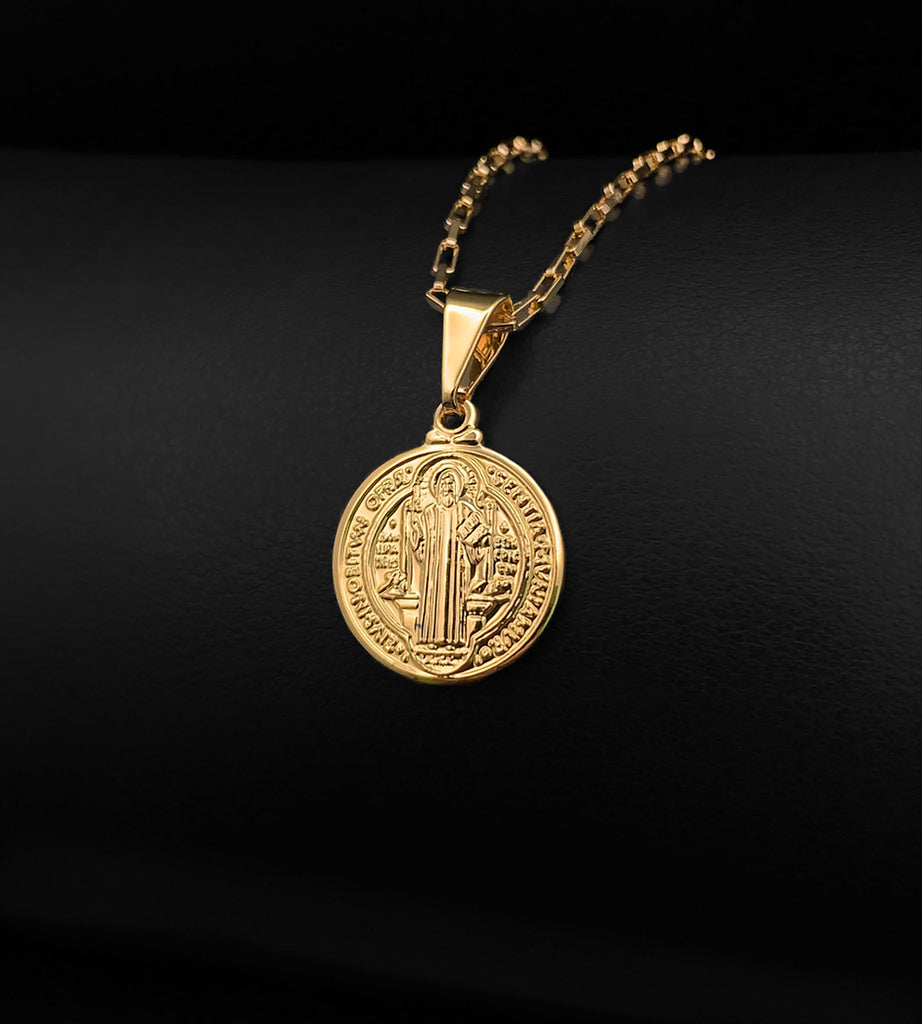 Pingente Mini Medalha de São Bento 1.3x1.3cm Banhado a Ouro 18k