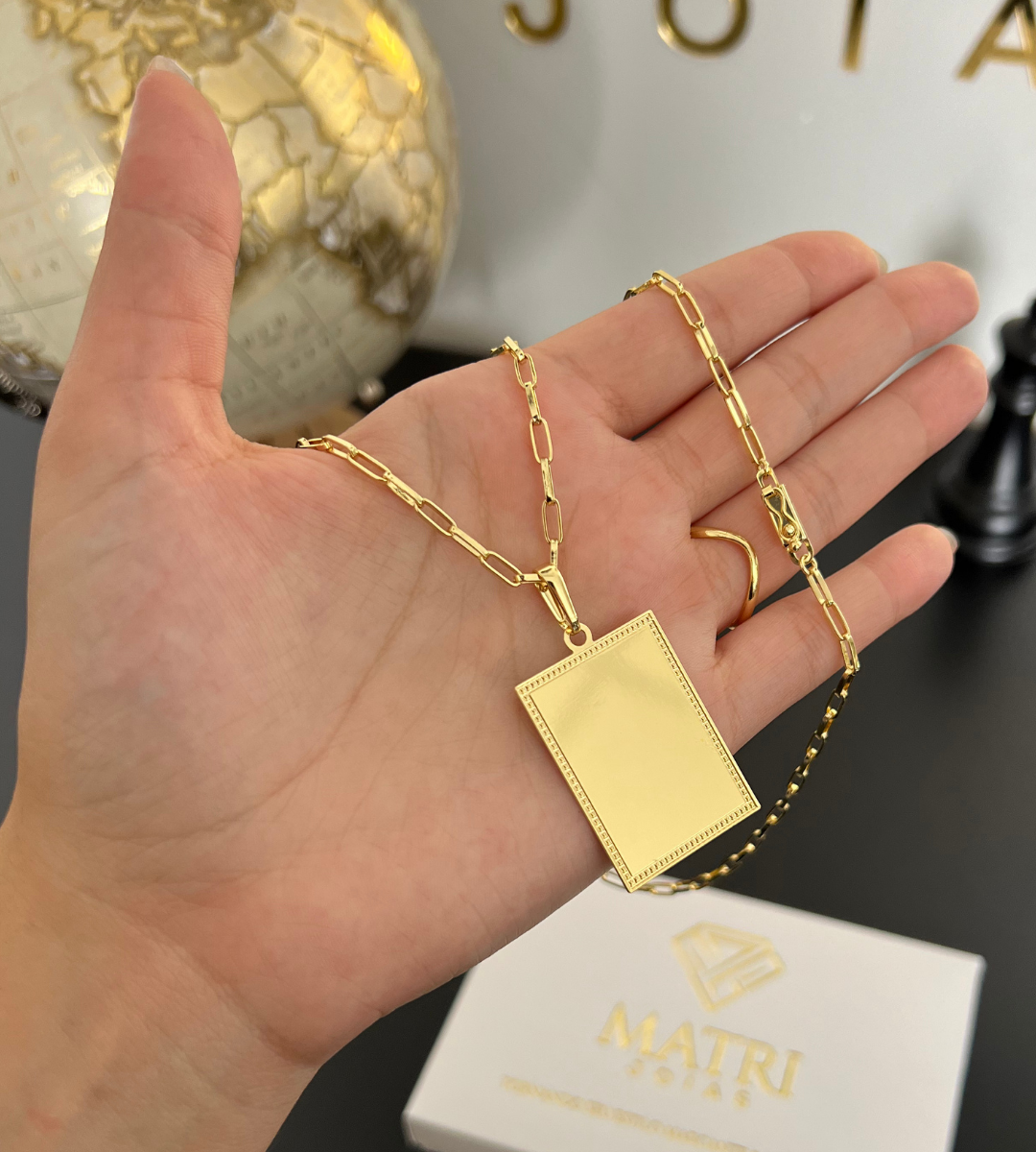 Corrente Cadeado Laminado 3mm com Pingente Placa Detalhada Personalizável Banhada a Ouro 18k