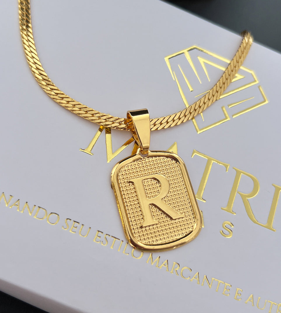 Corrente Grumet Flat 4mm + Pingente Letra Placa Detalhada -3x2,5cm Banhada a Ouro 18k