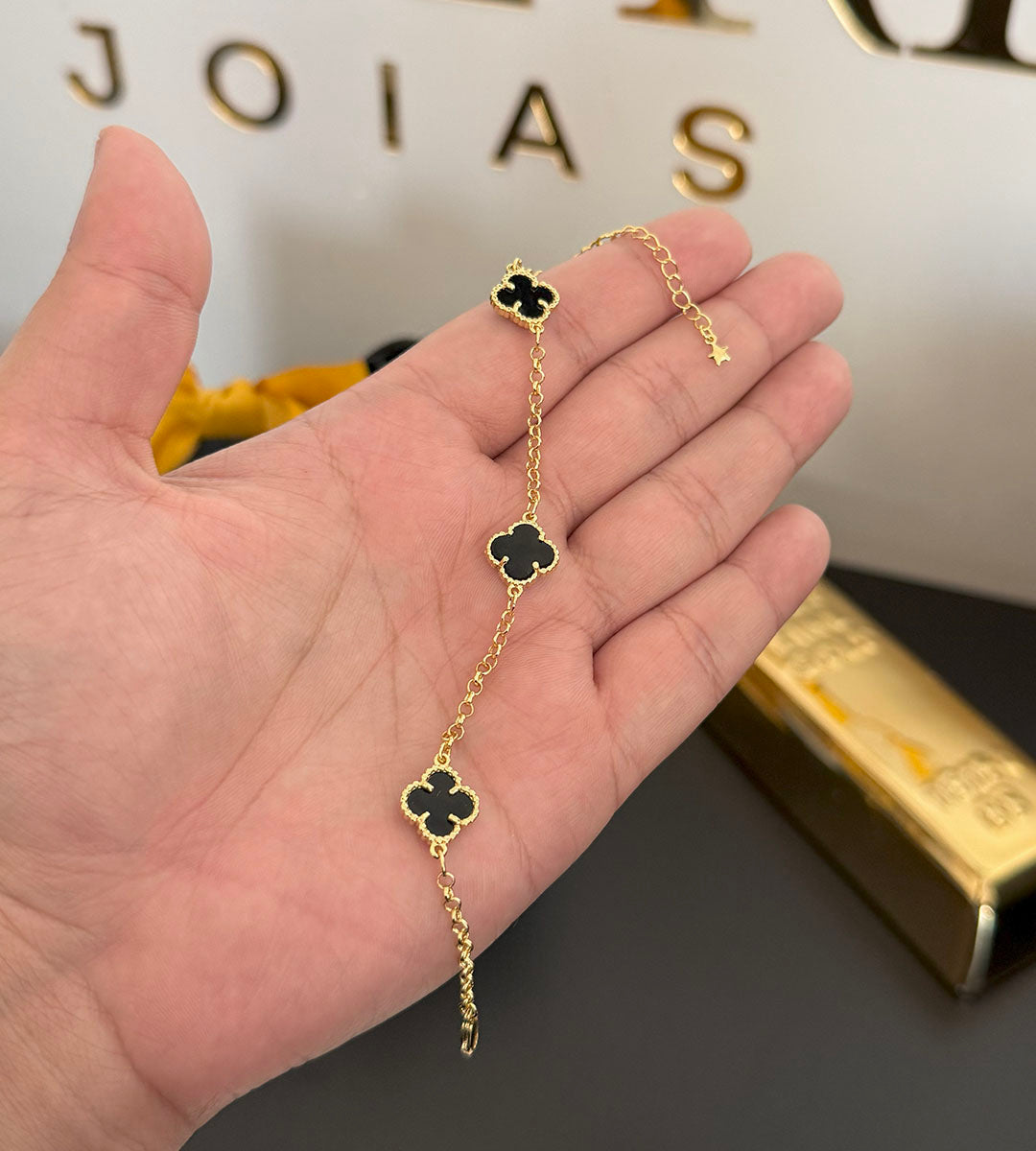 Pulseira 3 Trevo Preto Fecho Tradicional Banhada a Ouro 18k, foto 3