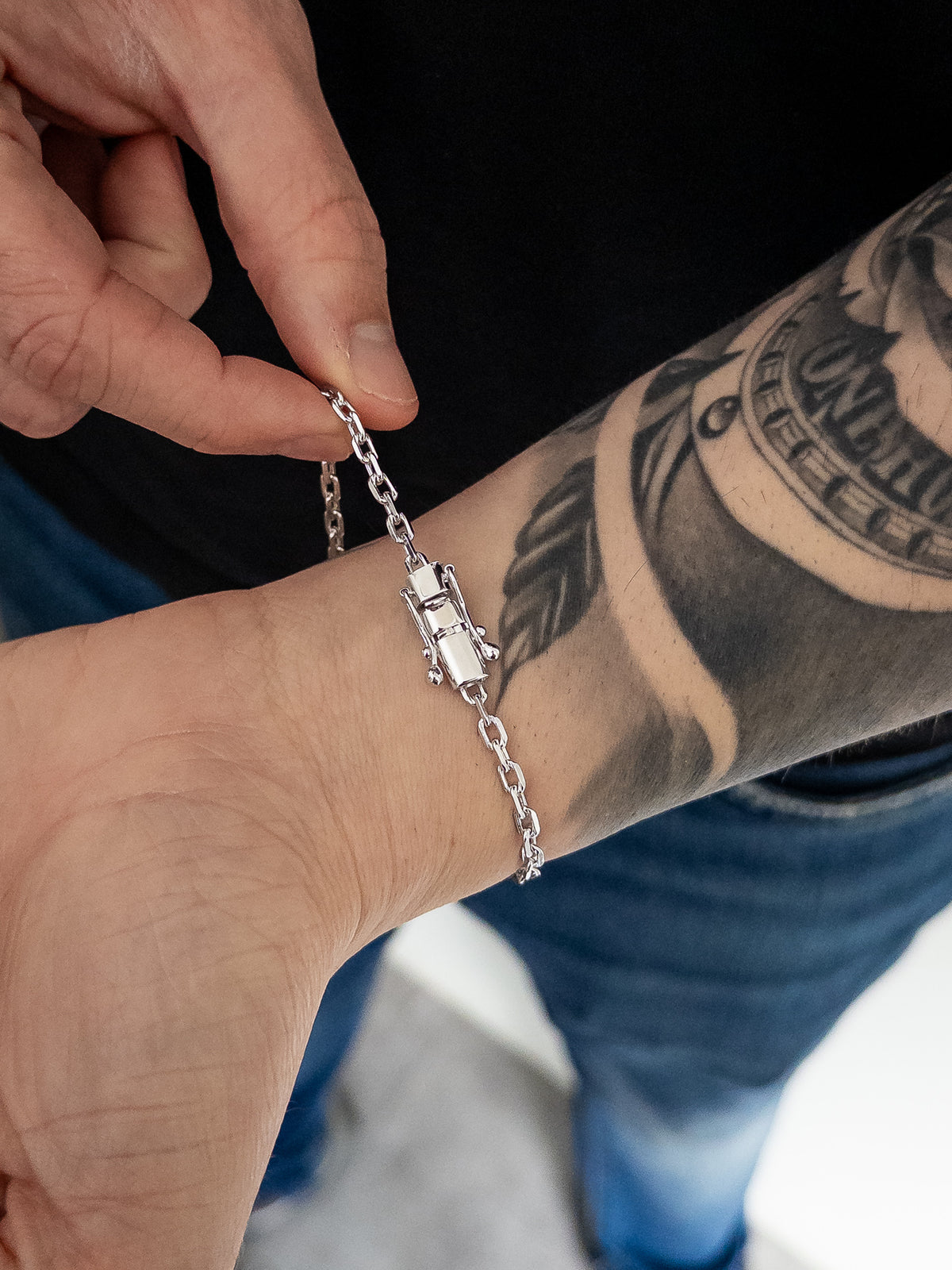 Pulseira Cadeado 3mm Banhada a Ouro Branco