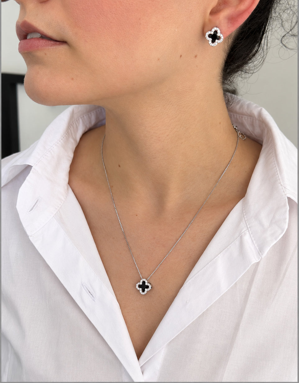 Conjunto Feminino Trevo Cravejado Banhado a Ouro Branco