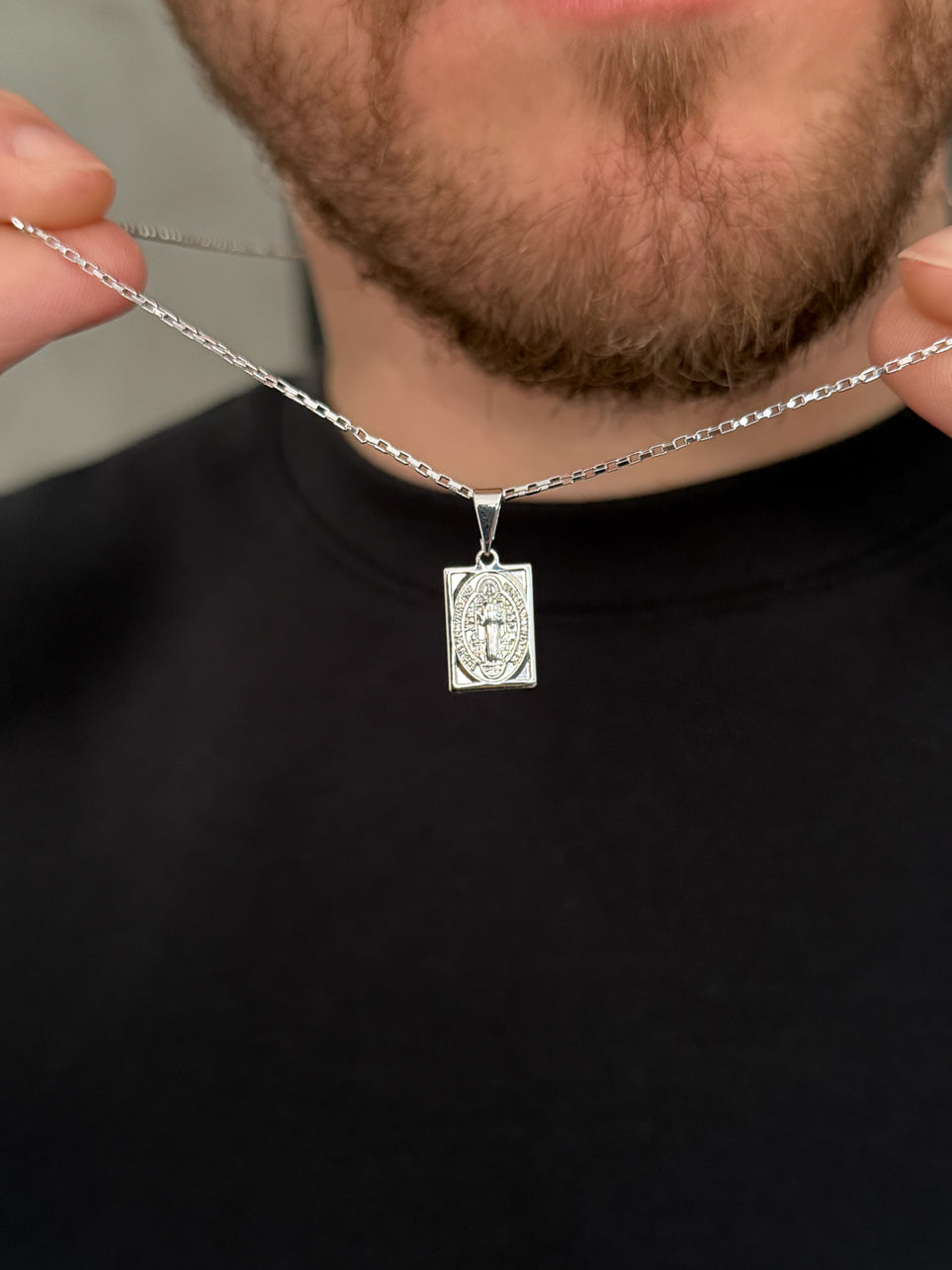 Corrente Tijolinho 1mm com Pingente Plaquinha São Bento Mini Banhado a Ouro Branco