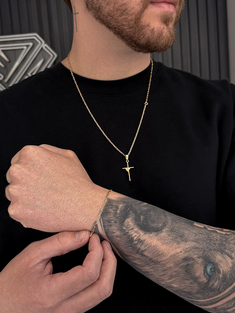 Conjunto Corrente e Pulseira Cadeado Laminado 2mm com Pingente Cruz Amarrada Pequena Banhado a Ouro 18k