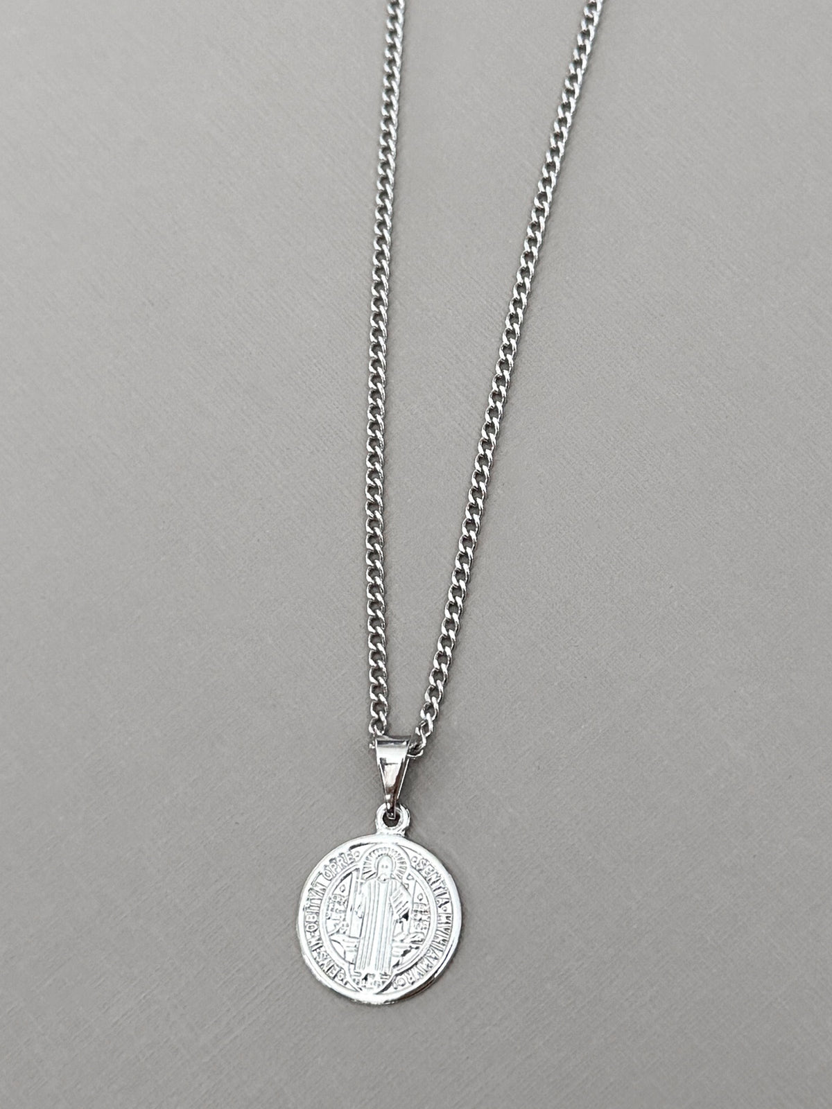 Corrente Grumet 2mm com Pingente São Bento Pequeno Banhada a Ouro Branco