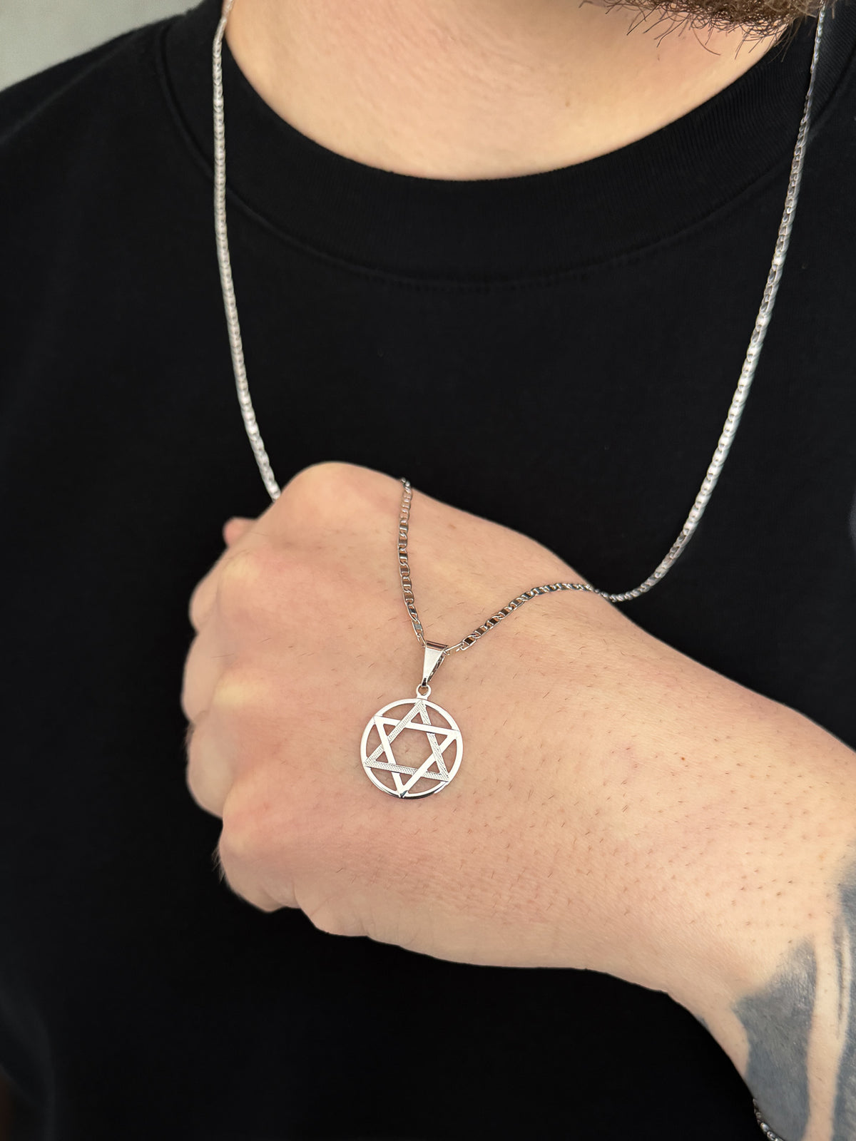 Corrente Piastrini 2mm com Pingente Estrela de Davi Banhada a Ouro Branco