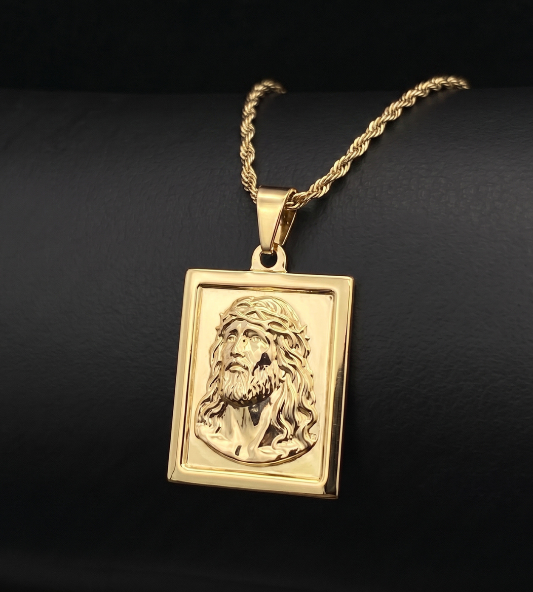 Pingente Placa Face de Cristo em Relevo 2,5x2cm Banhado a Ouro 18k
