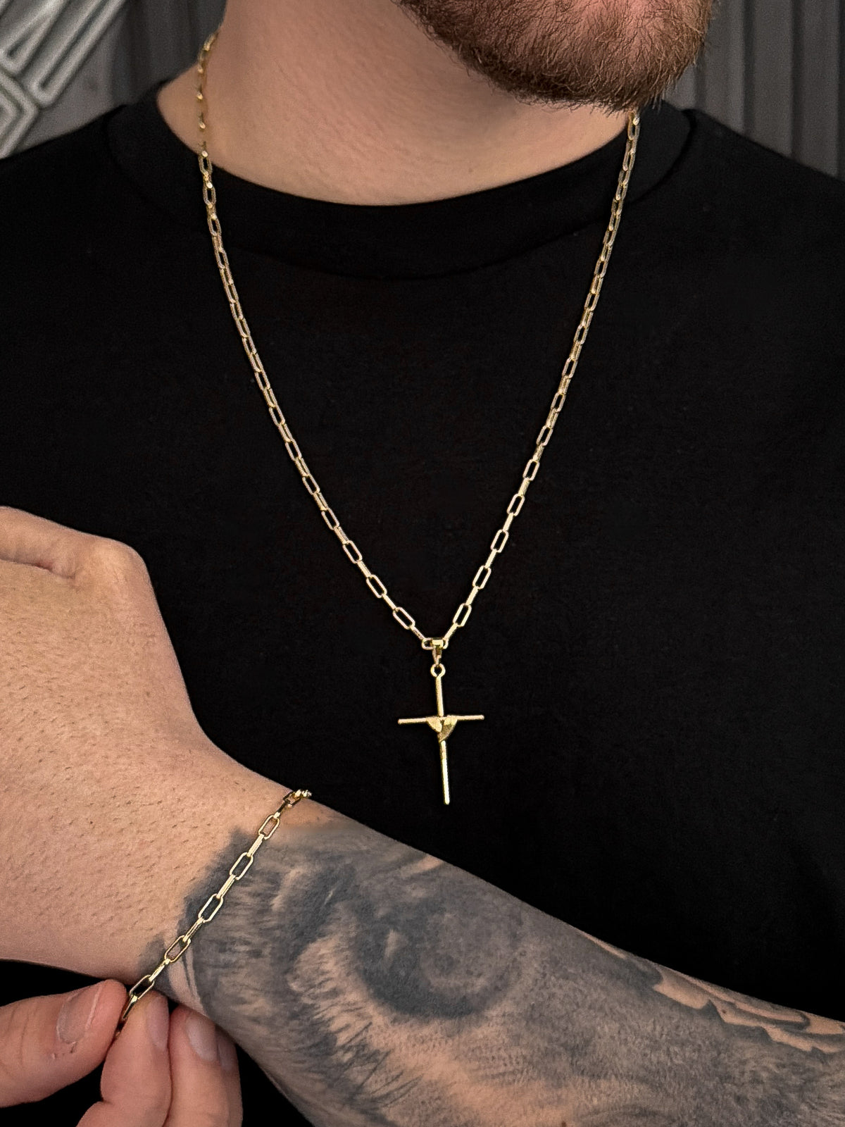 Conjunto Corrente e Pulseira Cadeado Laminado 3mm com Pingente Cruz Amarrada Banhado a Ouro 18k