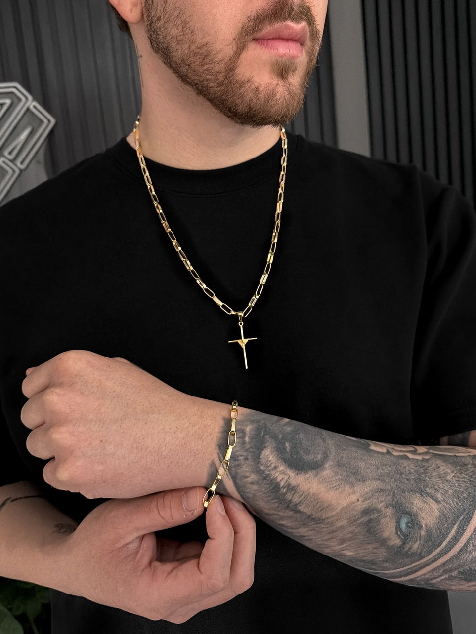 Conjunto Corrente e Pulseira Tijolinho 4mm com Pingente Cruz Amarrada Média Banhado a Ouro 18k
