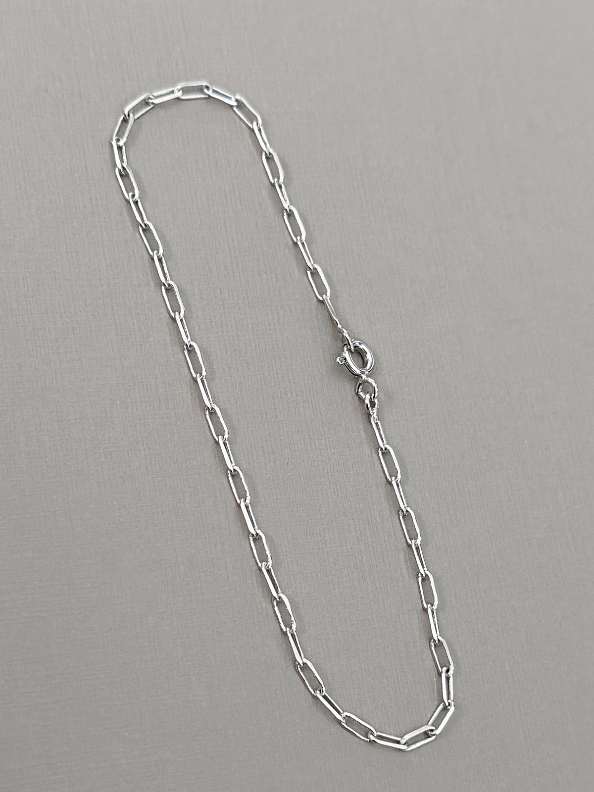 Pulseira Cadeado Laminado 2mm Banhada a Ouro Branco