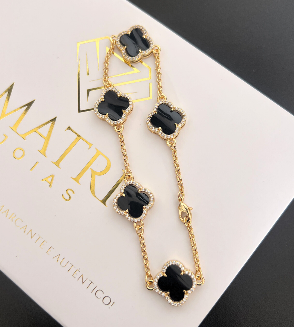 Pulseira Trevo Preto Grande Cravejado em Zircônia Fecho Tradicional Banhada a Ouro 18k