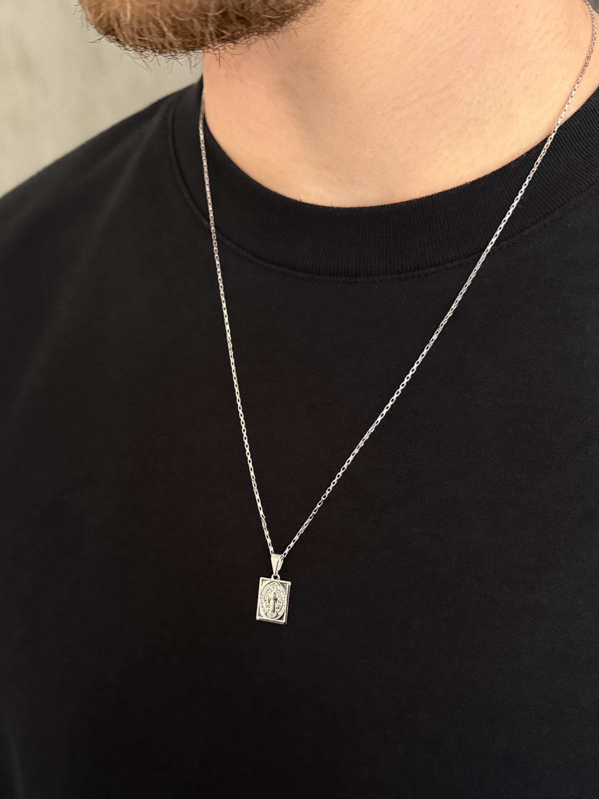 Corrente Tijolinho 1mm com Pingente Plaquinha São Bento Mini Banhado a Ouro Branco