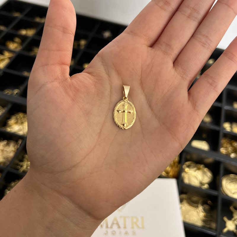 Pingente Cruz Vitoriana Oval com Detalhes 2x1,3cm Banhado a Ouro 18k