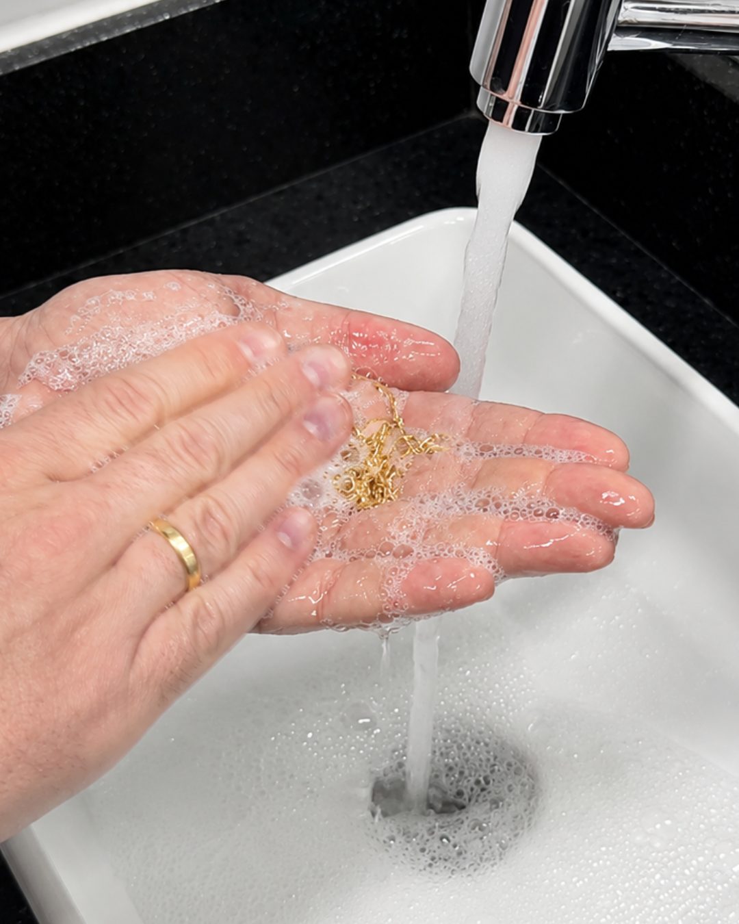Limpeza da joia Matri com as mãos e espuma