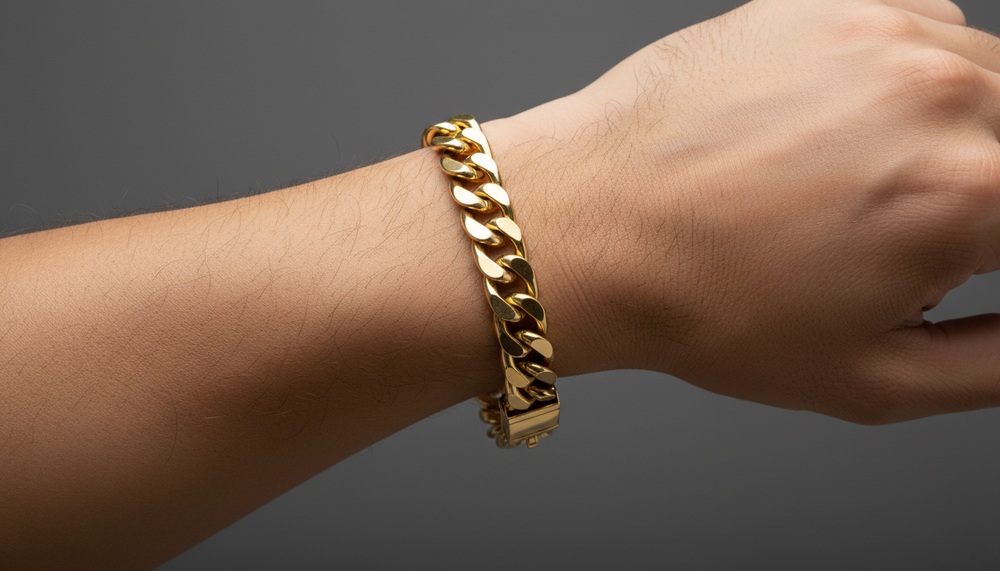 Pulseira cubana dourada no pulso